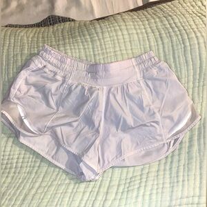Lululemon Hotty Hot 2.5” White Shorts. Size 4